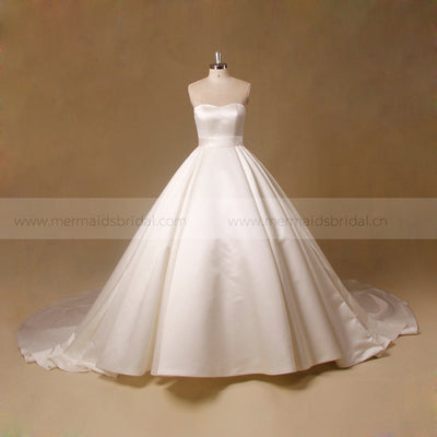 Bridal gown very long tail wedding dress